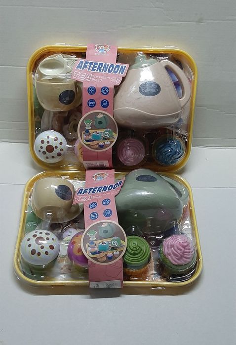 Набір іграшкового посуду.