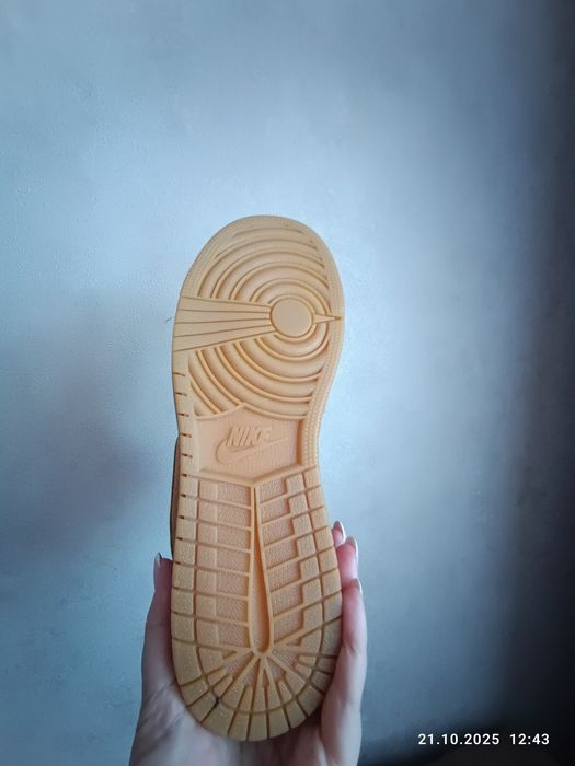 Замшеві кросівки Air Jordan 1 Retro High OG "Wheat"