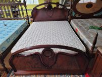 Excelente cama com estrado e colchão - óptimo estado geral