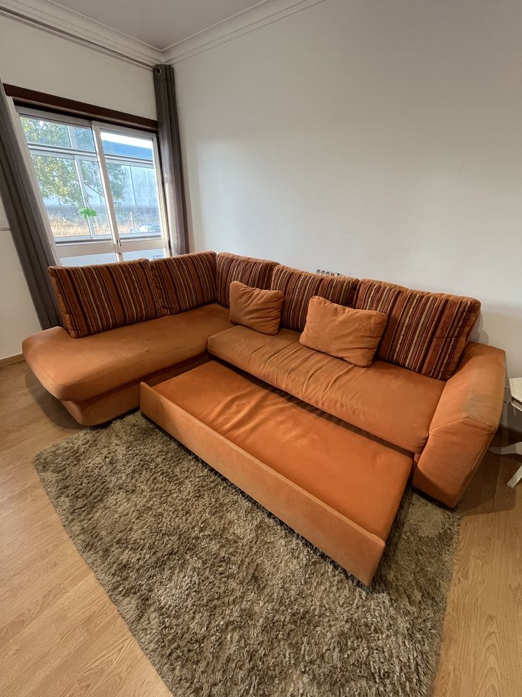 Sofa com chaise e arrumação