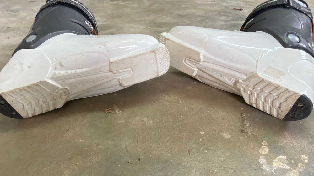 Equipamento de esqui para homem, incluindo botas tamanho 45 e sacos