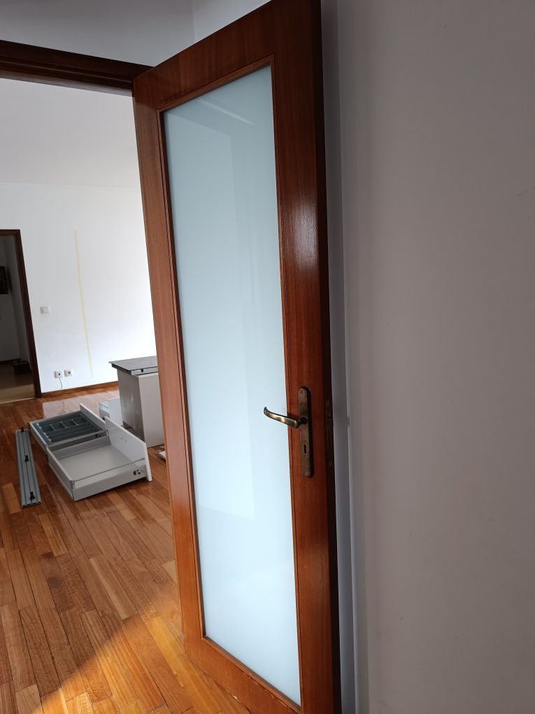 Portas de madeira e porta de vidro