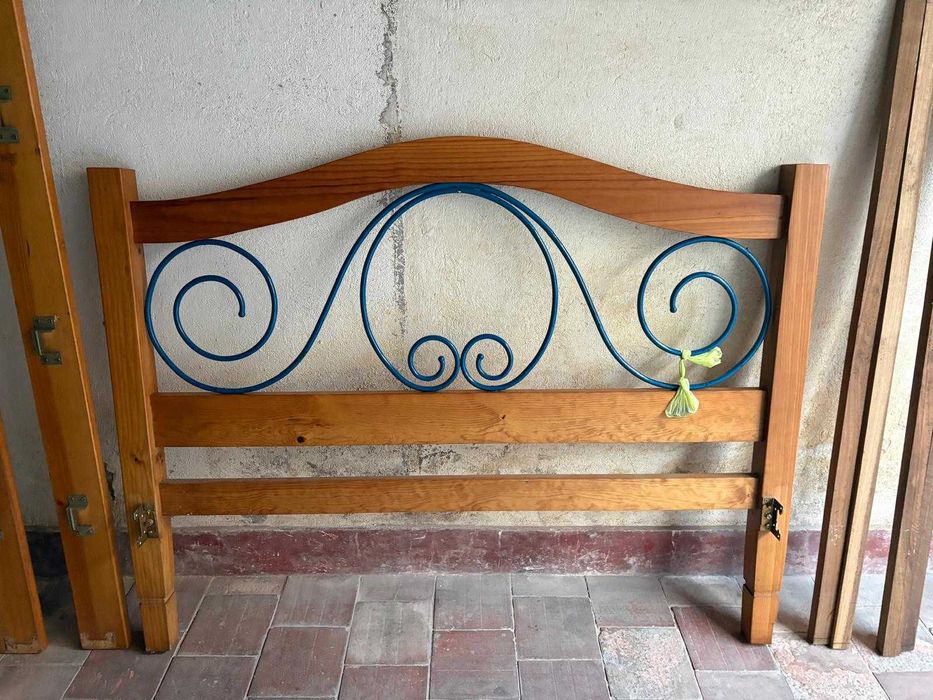 Cama alentejana de madeira e ferro