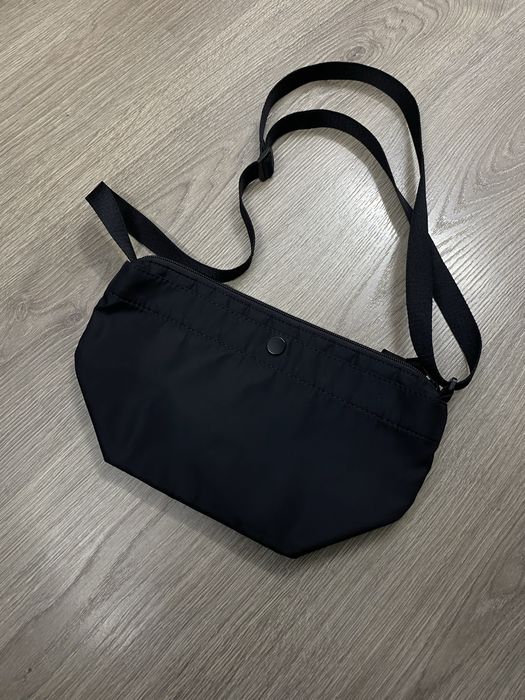 Сумка міні через плече сумочка бананка Uniqlo чорна жіноча чоловіча