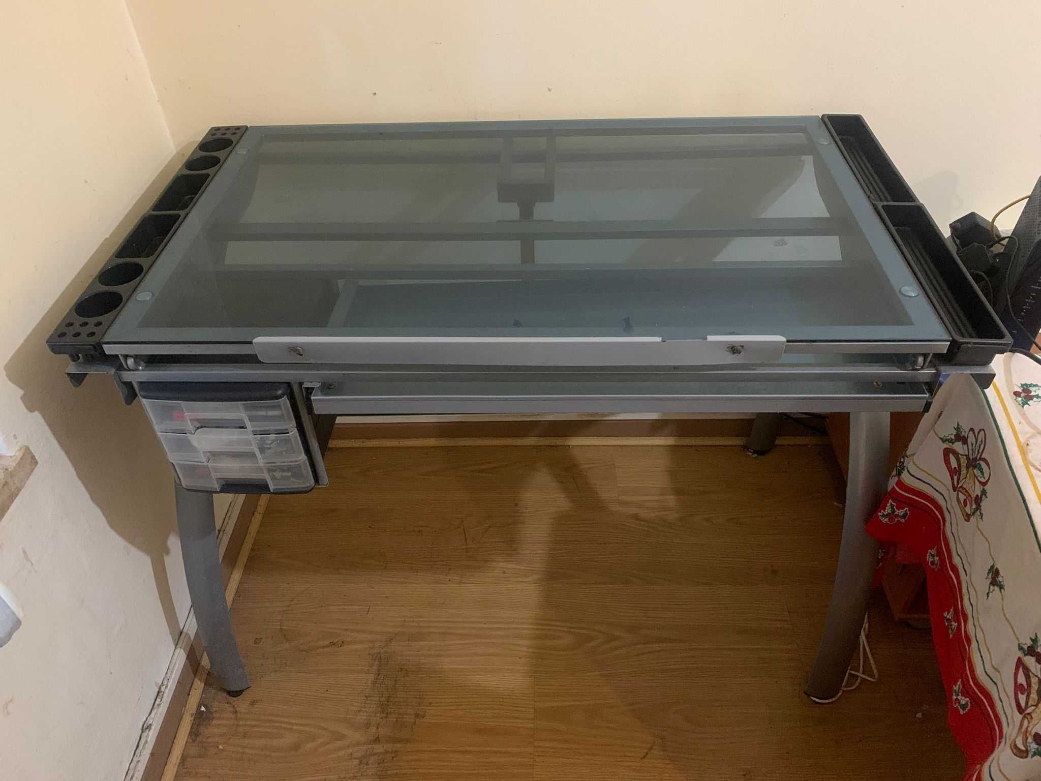 Mesa de Desenho Profissional com Tampo em Vidro – Oportunidade!
