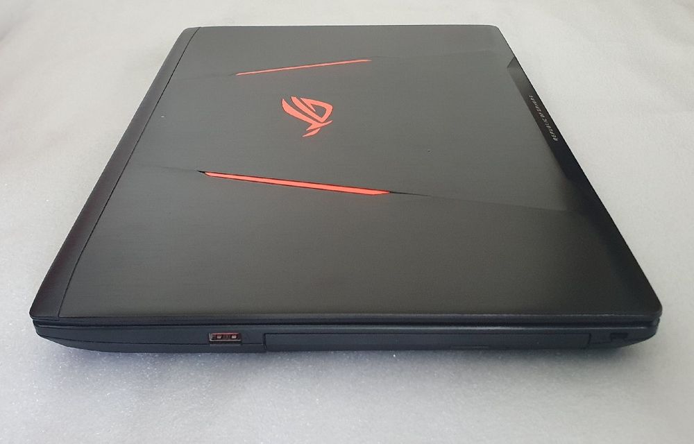 Asus ROG Strix GL553VE15,6" i7-7700 HQ, GTX 1050Ti, 8GB RAM, 1 TB HDD
