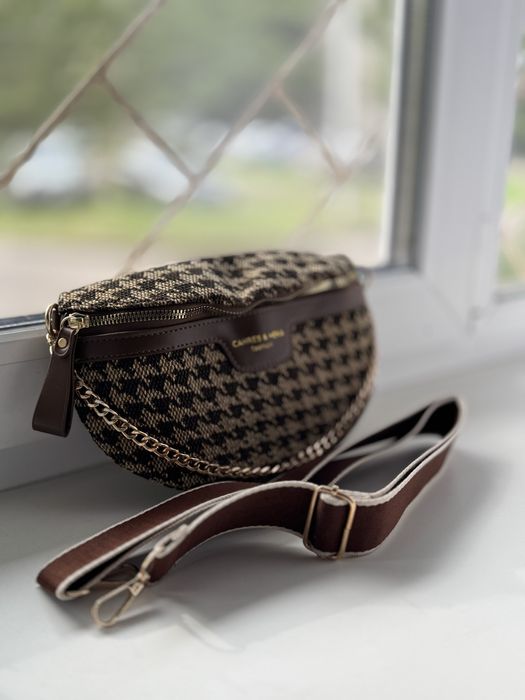 Наплечна сумка на регульованому ремінці