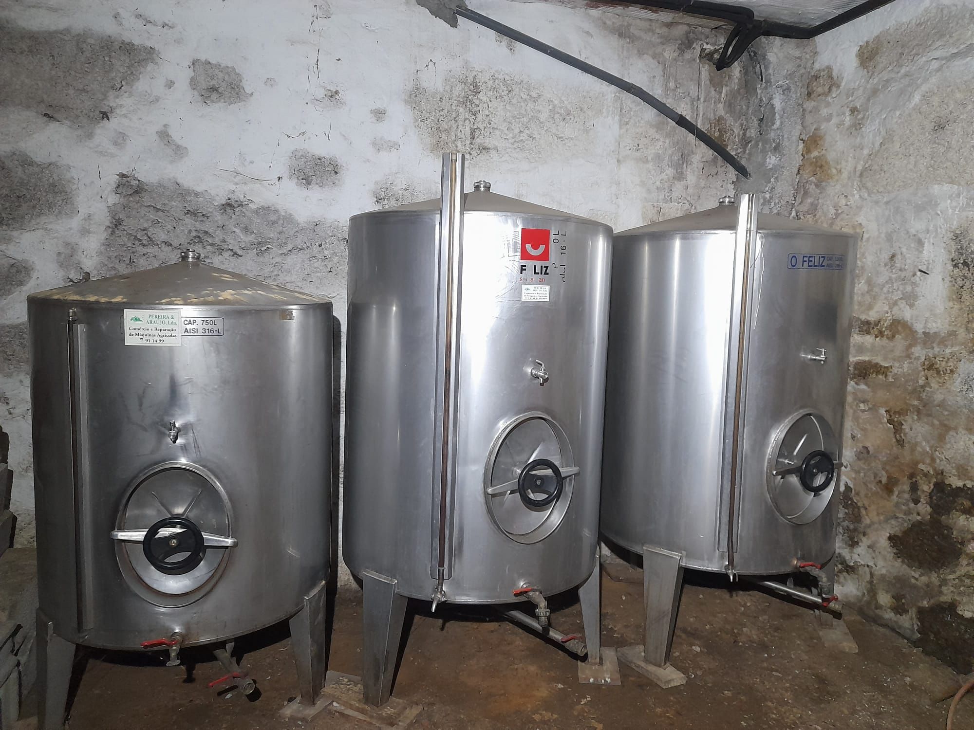 Cubas metálicas e dornas de plástico