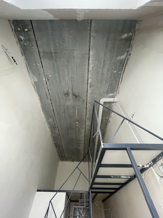 Продам дворівневу з чорновим ремонтом м. Академіка Павлова