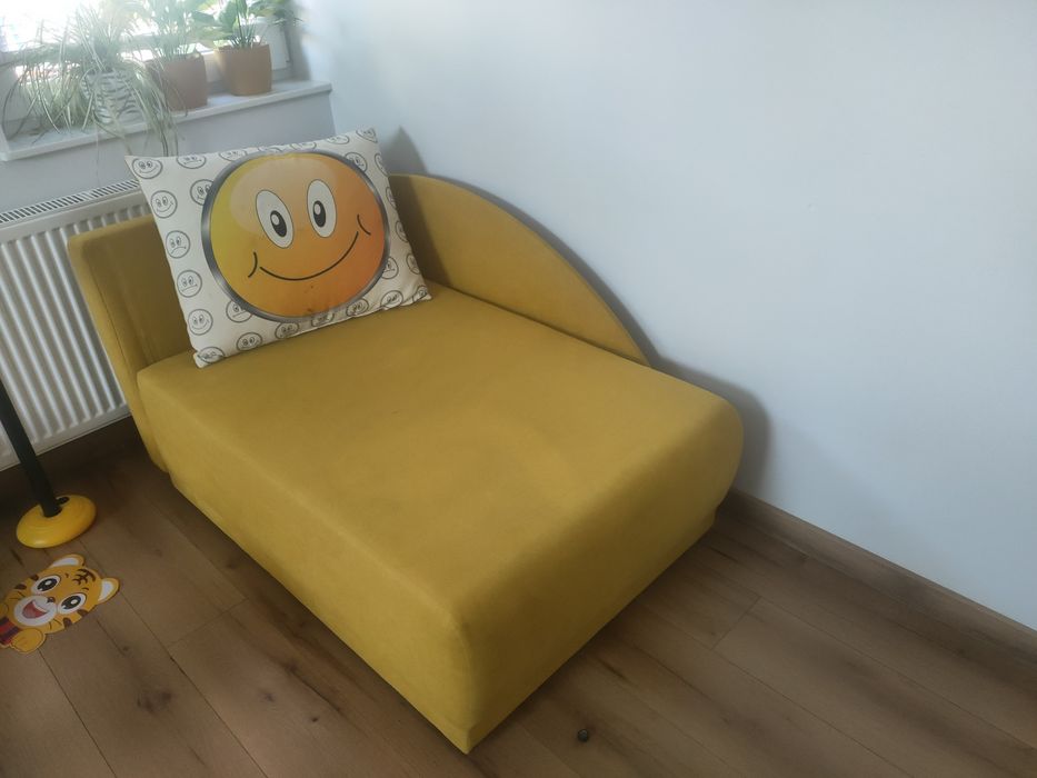 Kanapa rozkładany fotel łóżko w żółtym kolorze