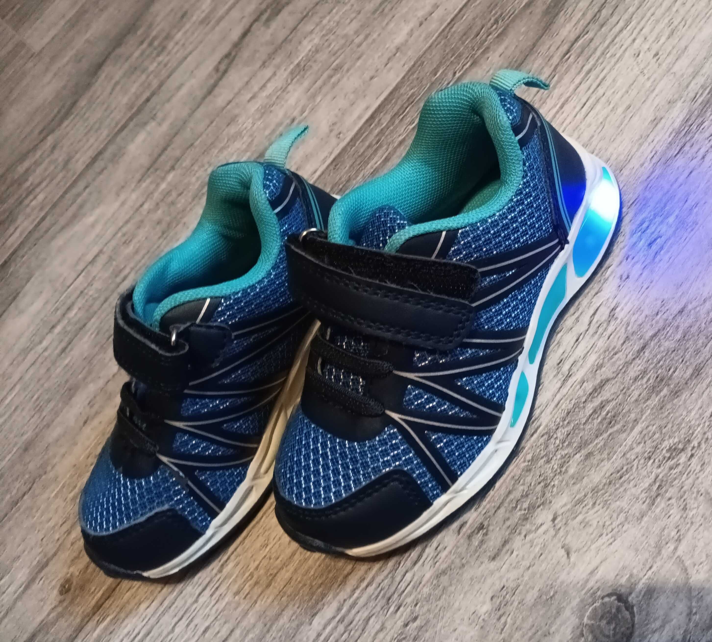 Adidasy buty na rzepy ze świecącą podeszwą jak nowe