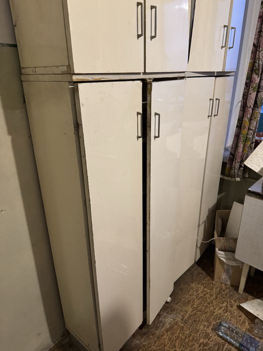 Кухонні тумби та стіл