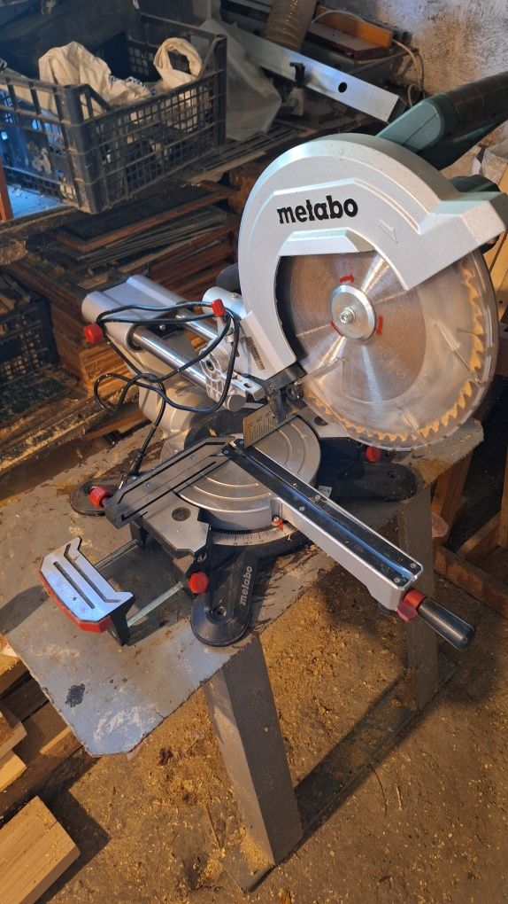 Торцевая пила metabo KGS 305 M