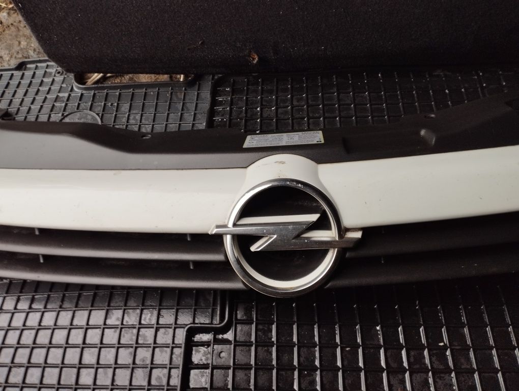 Решітка радіатора на Opel Astra H розборка разборка