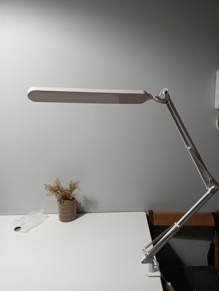 Lampką LED do biurka