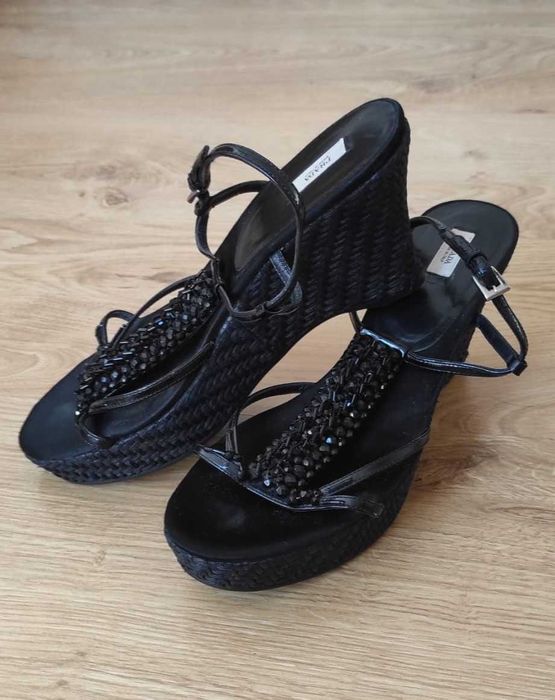 czarne buty Prada na koturnie