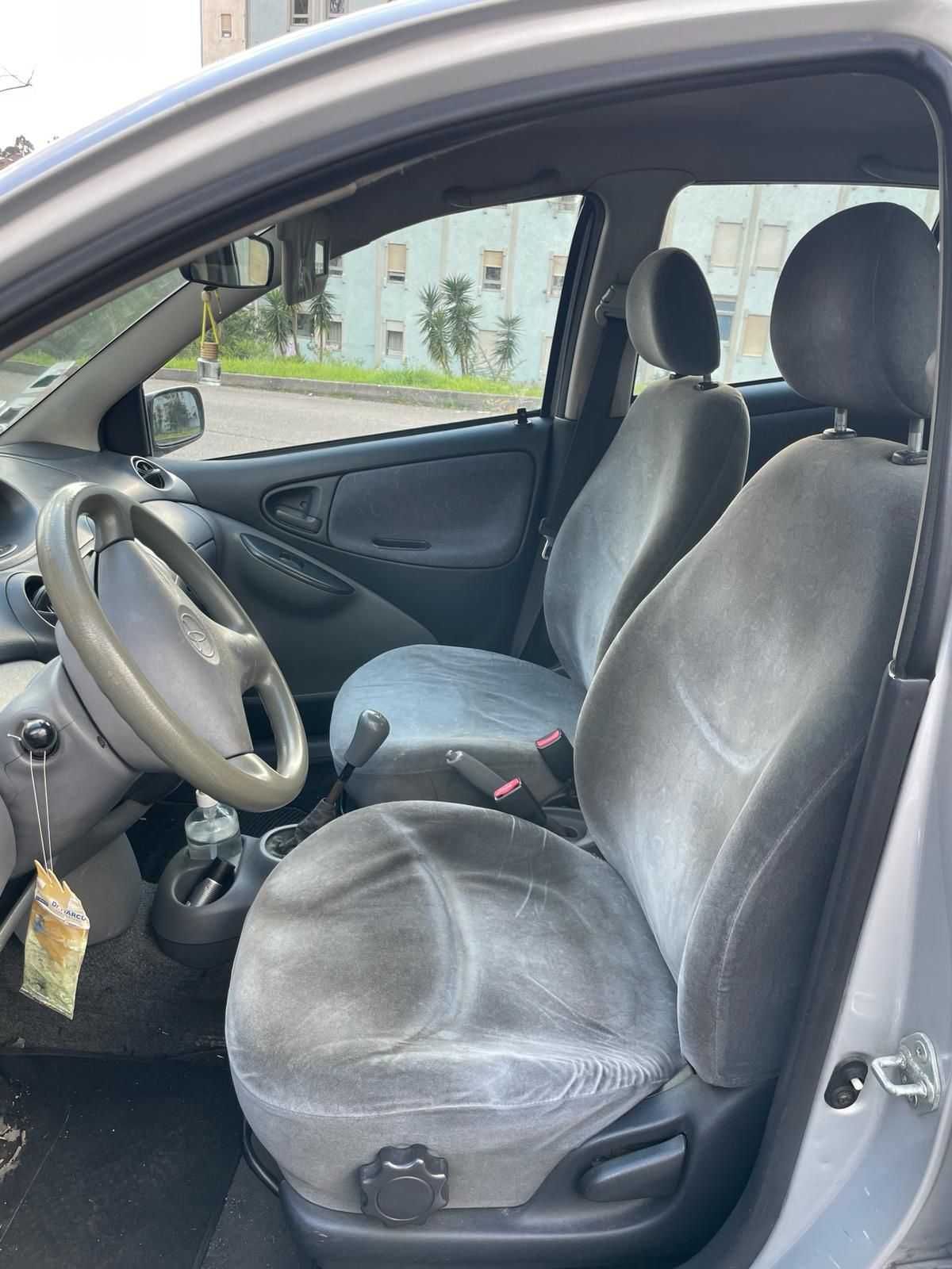 Toyota Yaris 1999 impecável. Um só dono, carro de garagem.