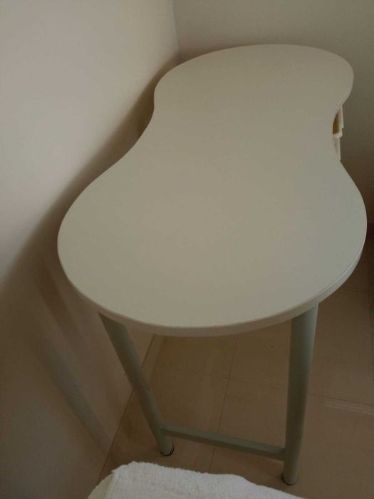 Mesa com gavetas (formato em amendoim)