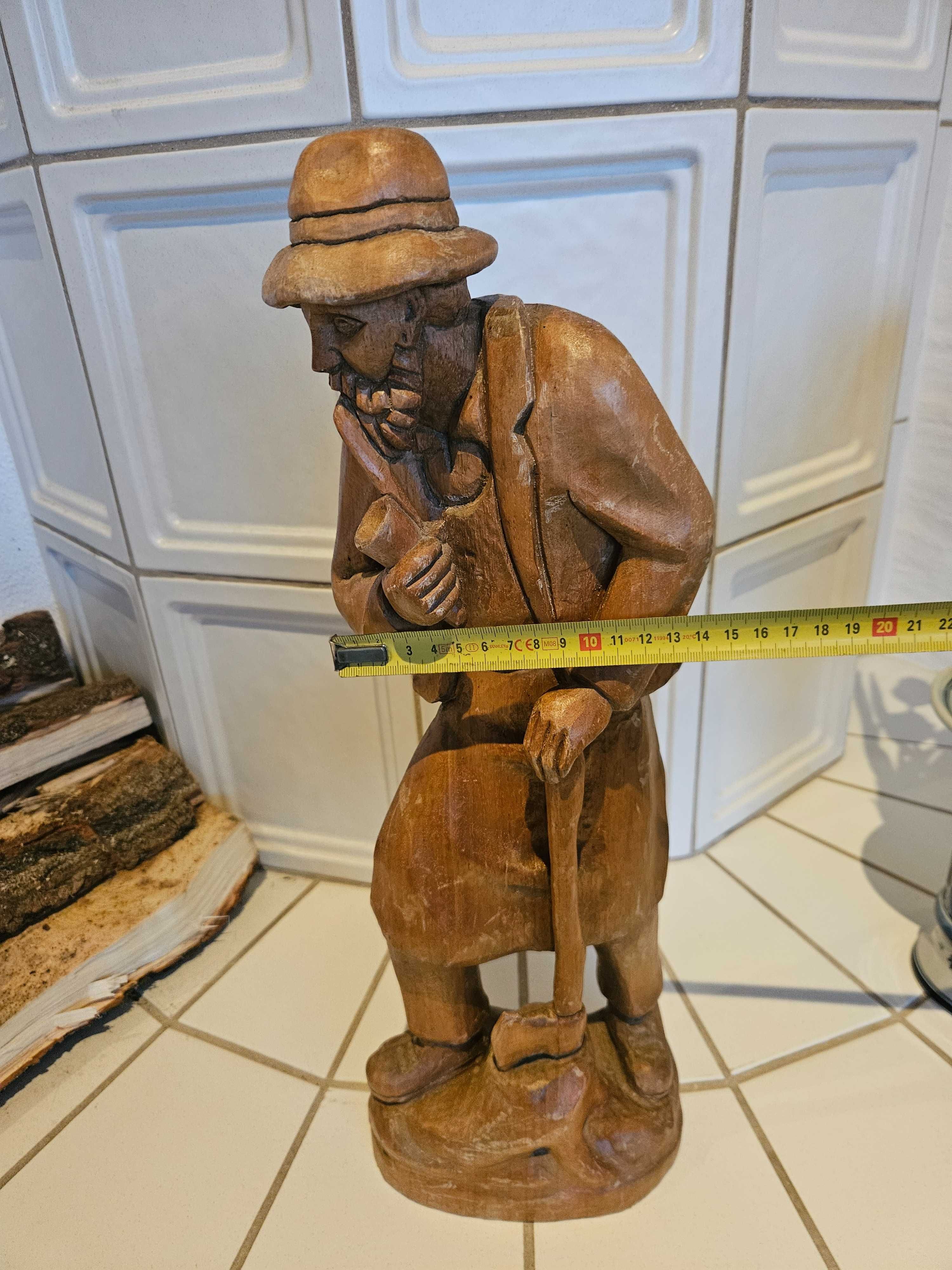 Stara ręcznie wykonana drewniana figurka dowala z fajką