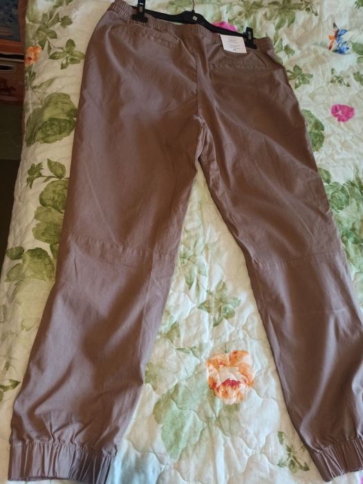 Брюки- карго, кольору беж,нові, фірми H/M.З бавовни, розмірL.Недорого.