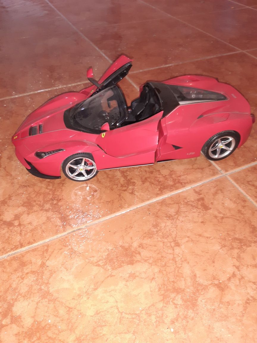 Ferrari com telecomando