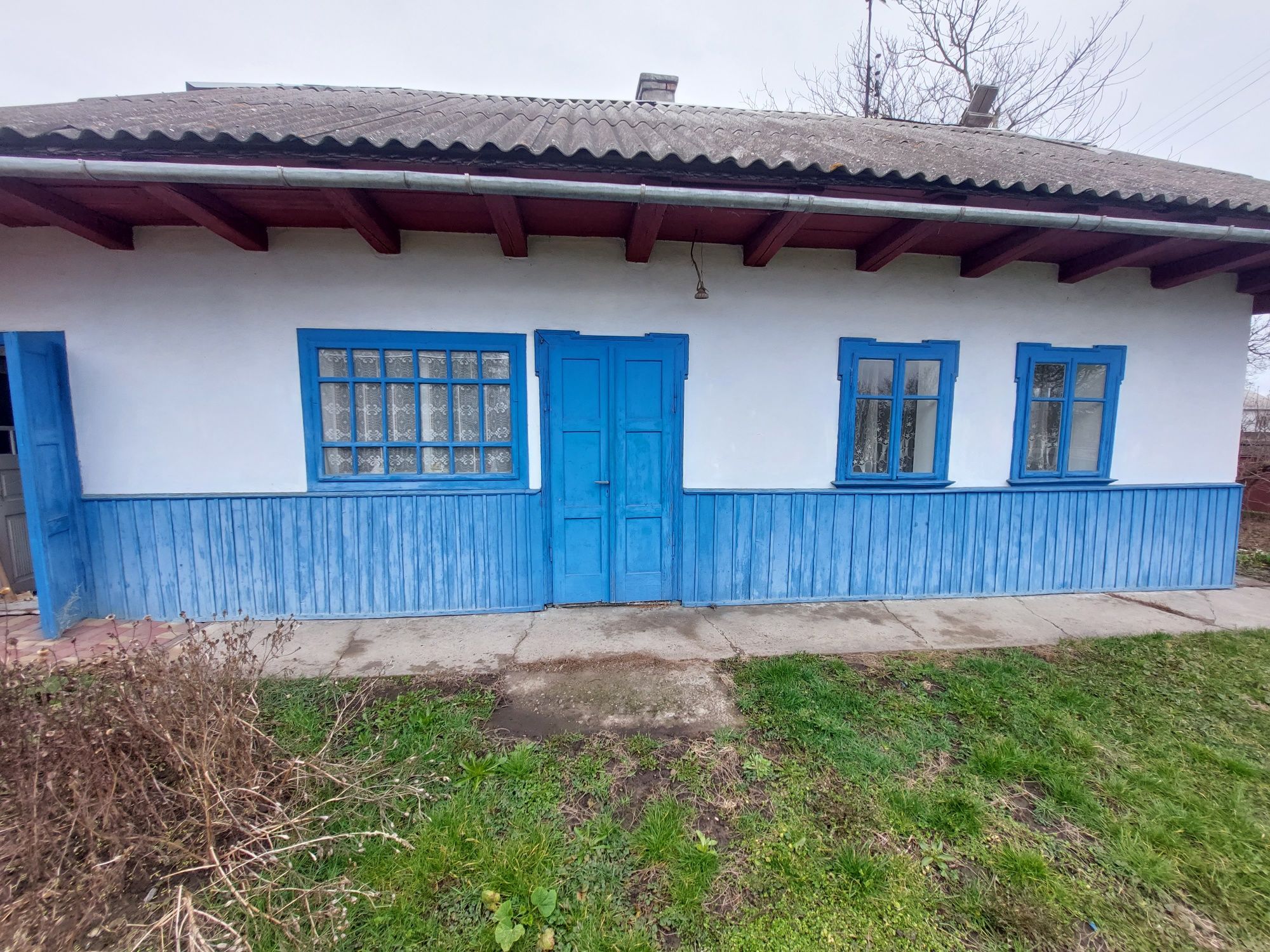 Продається будинок в смт Лужани  з земельною ділянкою 15 соток.