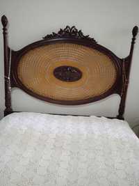 conjunto de cama de casal e mesinha de cabeceira em madeira