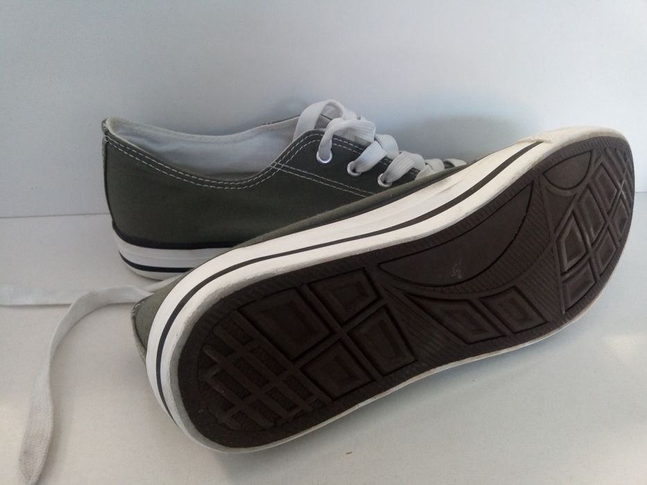 Sapatilhas cor cinza tamanho 42