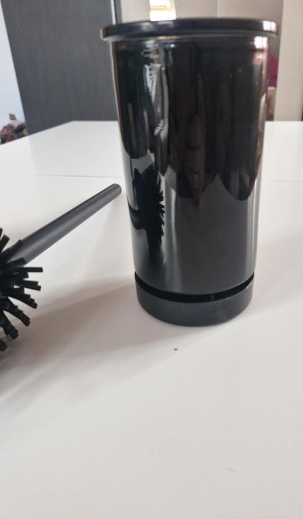 Sprzedam nową szczotkę do WC silikonowo gumową wraz z pojemnikiem szkl