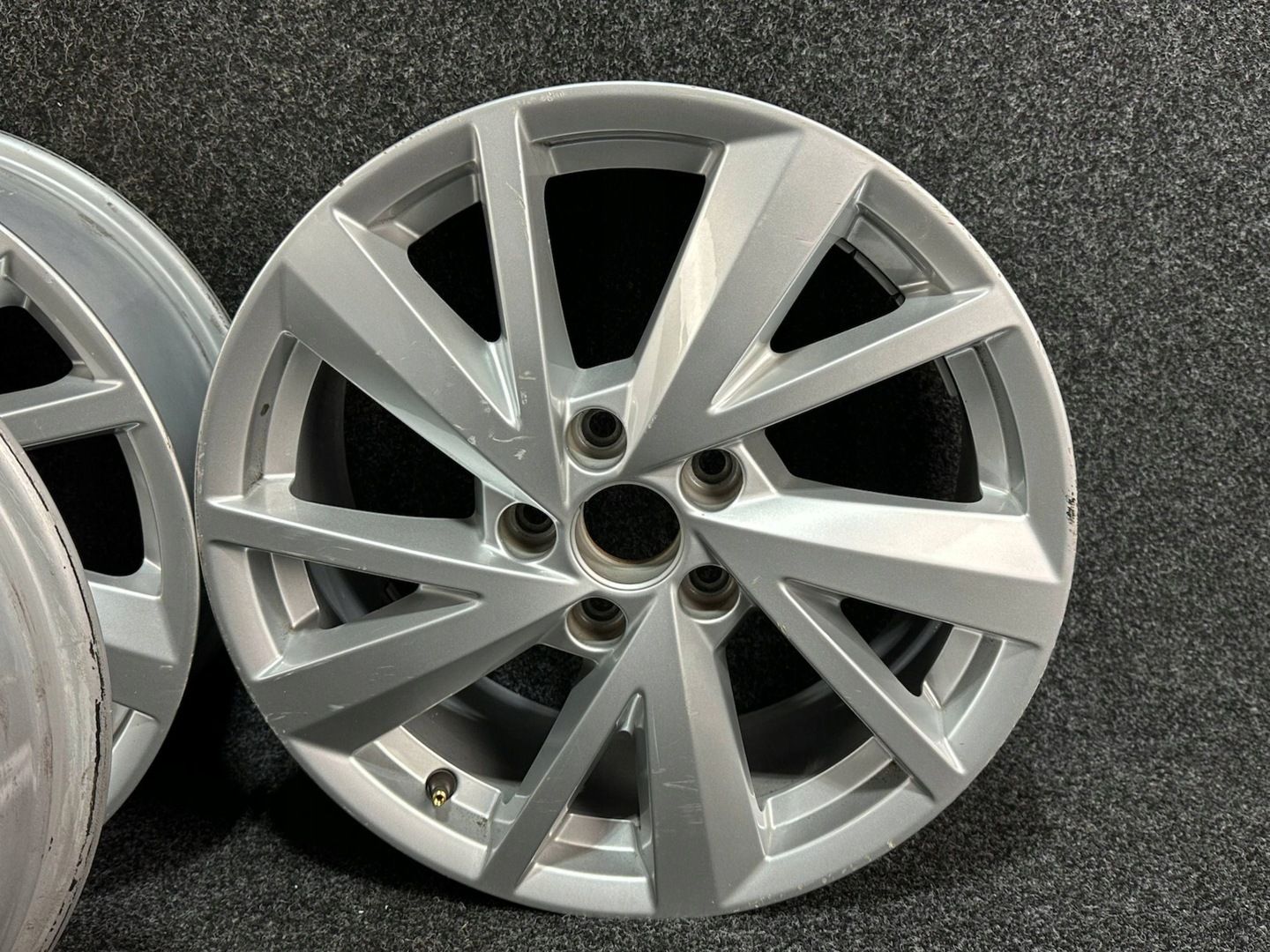 Audi Q2 81A Felgi 7Jx17 Et45 5X112 81A601025C Komplet