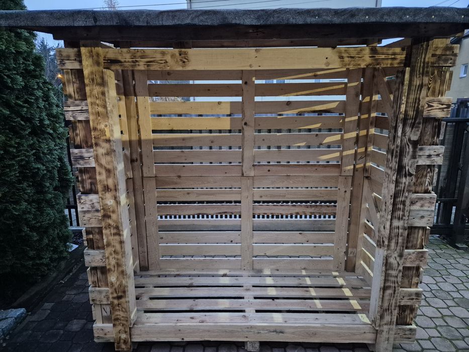 Drewutnia na drewno do kominka