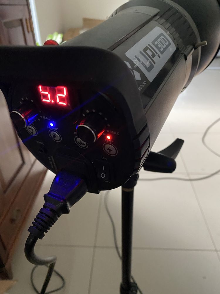 Lampa studyjna ze statywem Up300