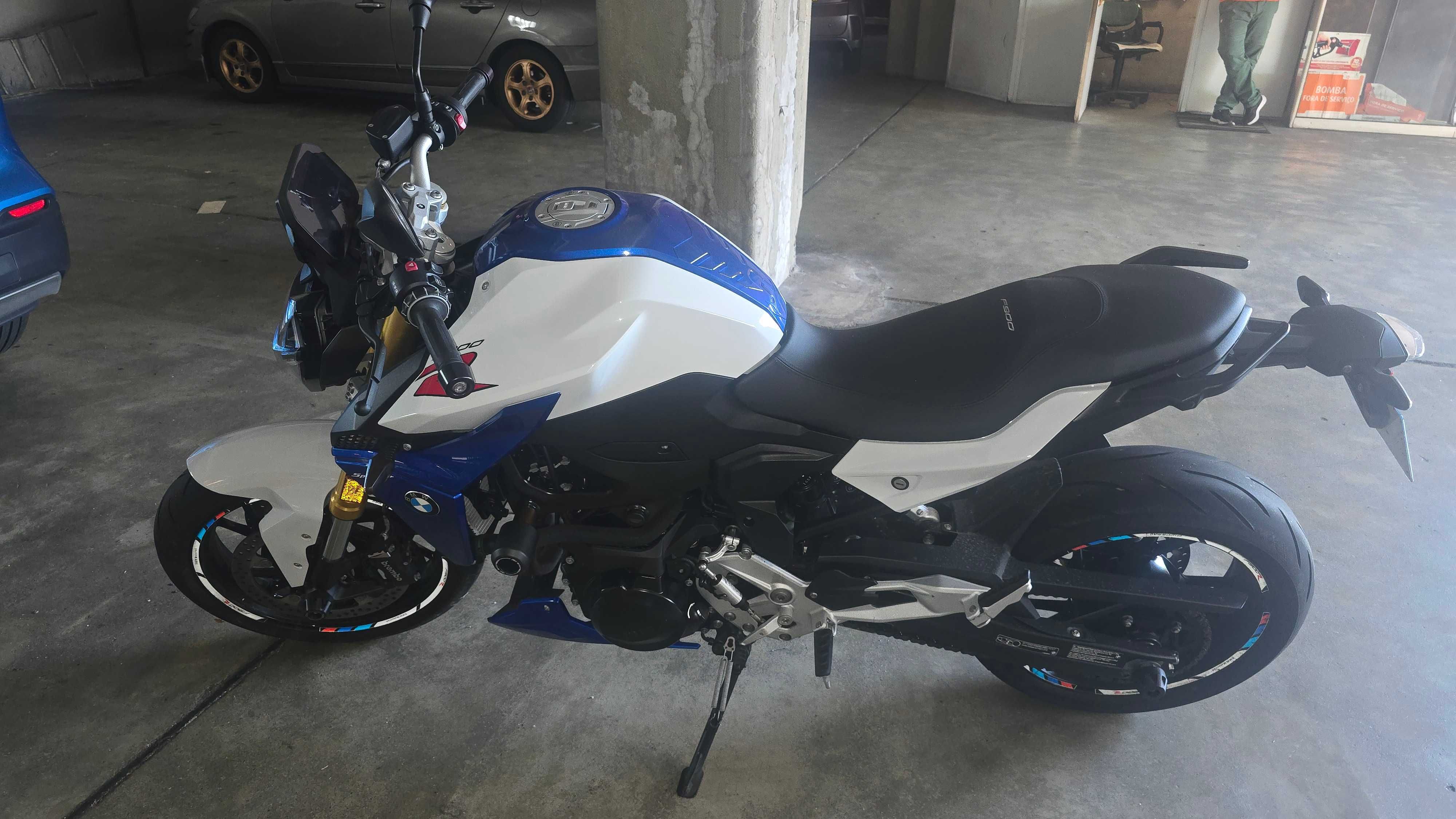 BMW F900R com muitos extras...