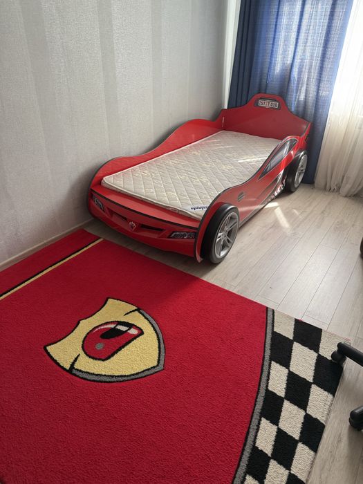 Кровать машинка с матрасом и ковриком