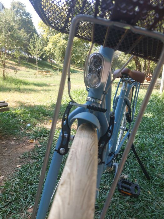 Bicicleta senhora azul BTWIN com cesto.