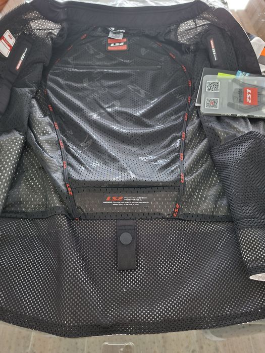 Blusão LS2. Novo decor cinzento claro.