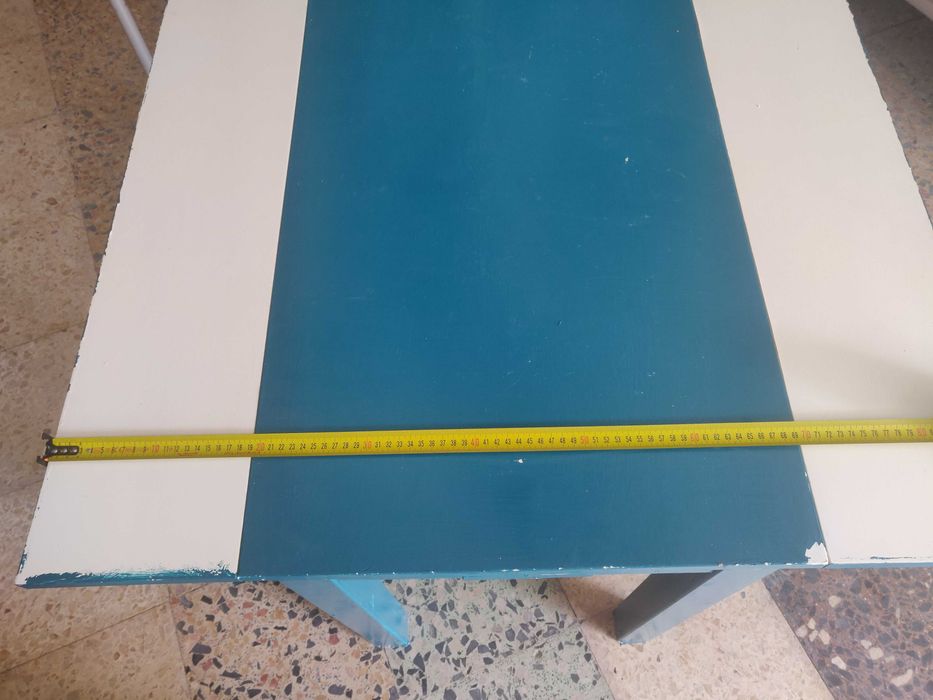 Mesa pintada de azul