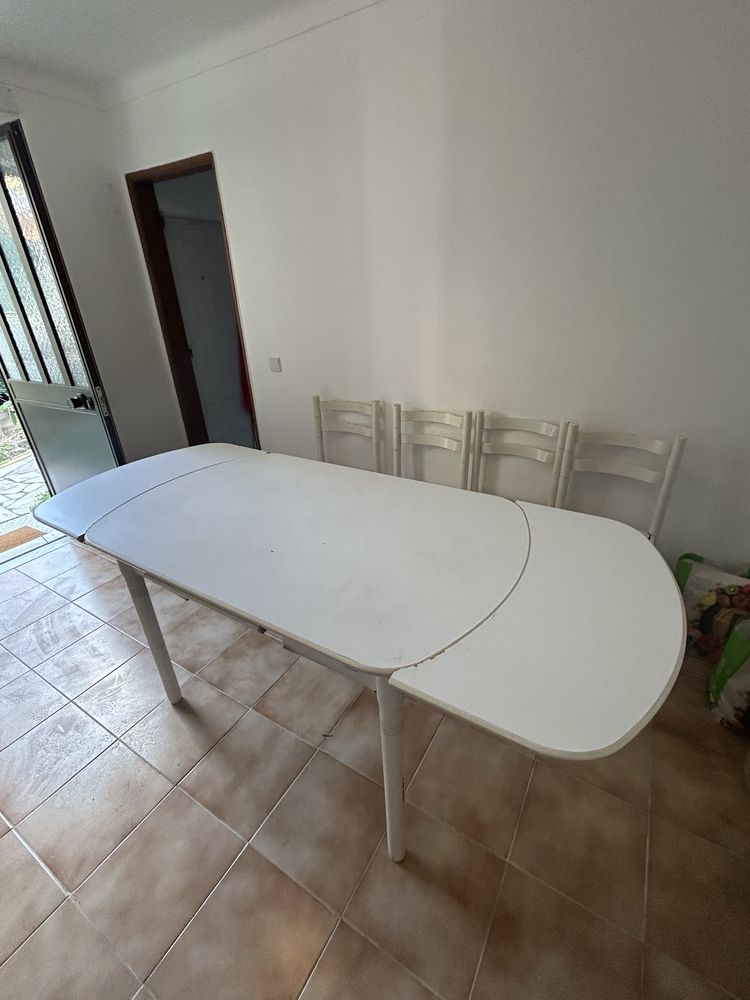 Mesa extensível + 4 cadeiras + 1 banco