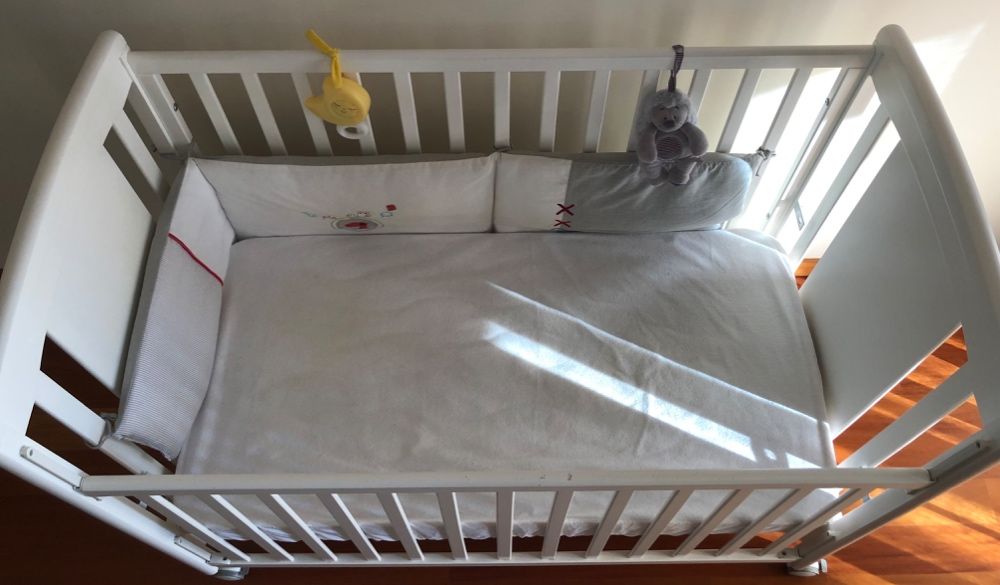 Cama de bebe com roupa de cama