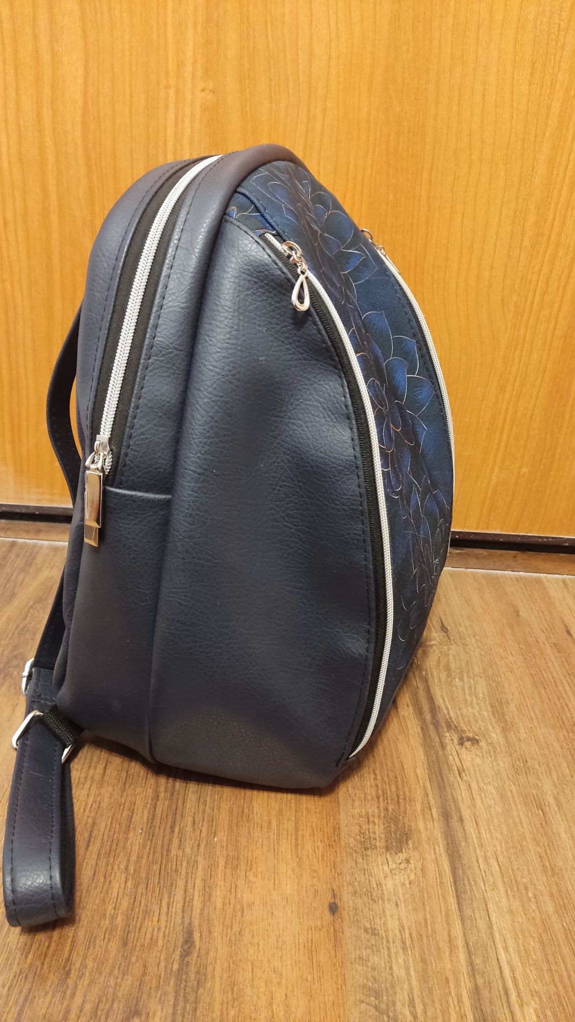 Duży pojemny damski plecak hand made elegancki w granatowe kwiaty goth