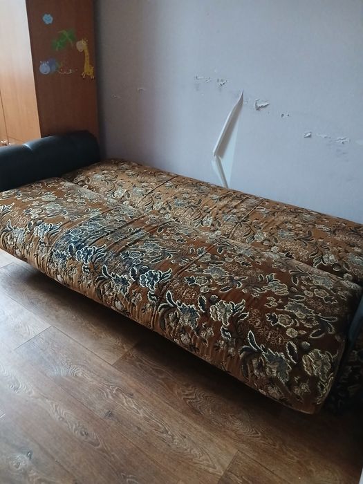 Продаю терміново  диван  б/у в гарному стані