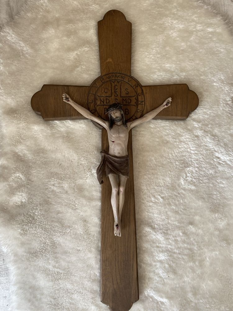 Rzeźba krzyża ręcznie wykonana - drewno naturalne