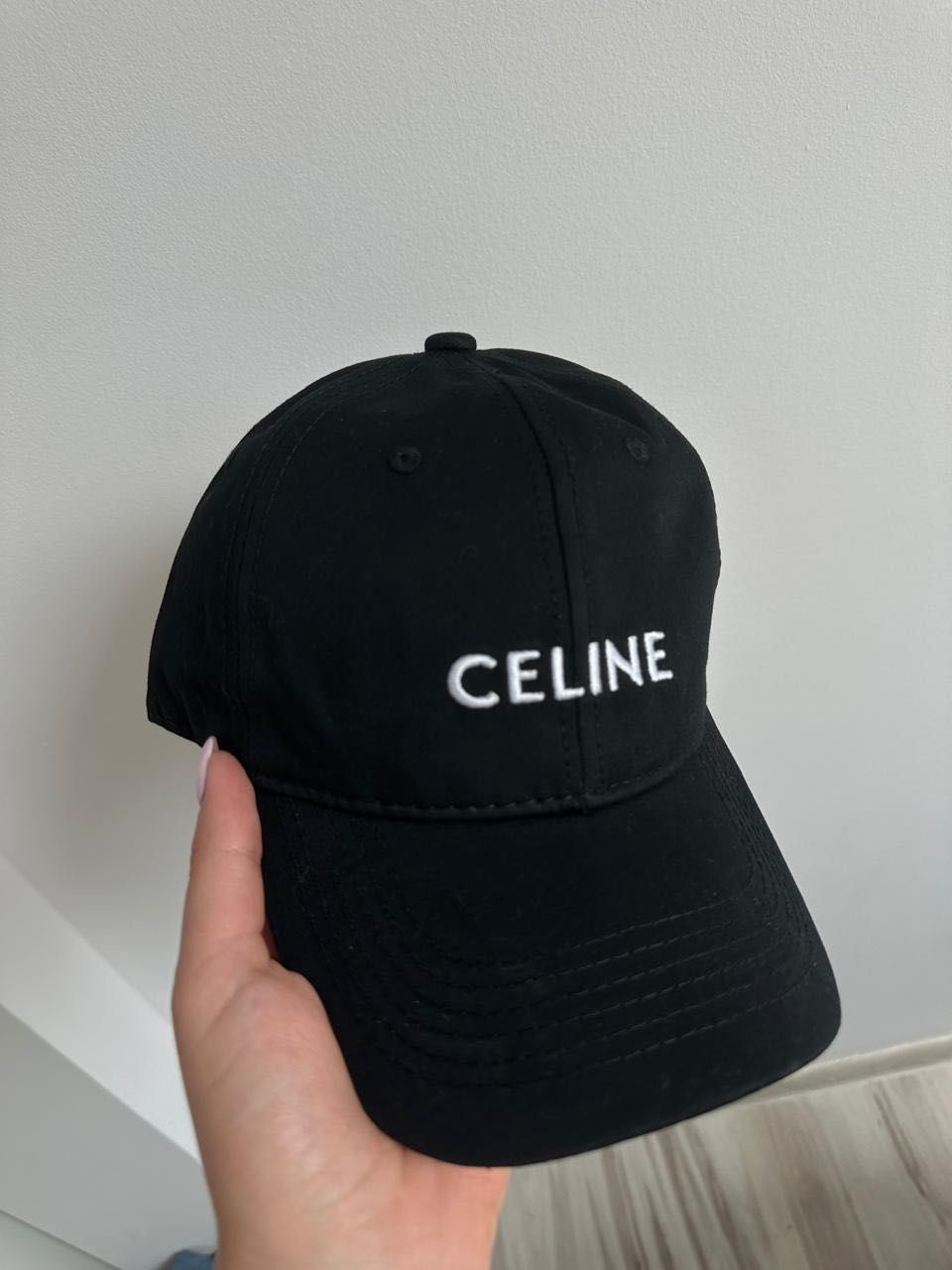 Czarna czapka w stylu celine