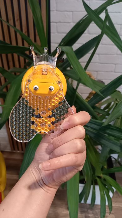 Lampka nocna do kontaktu pszczółka