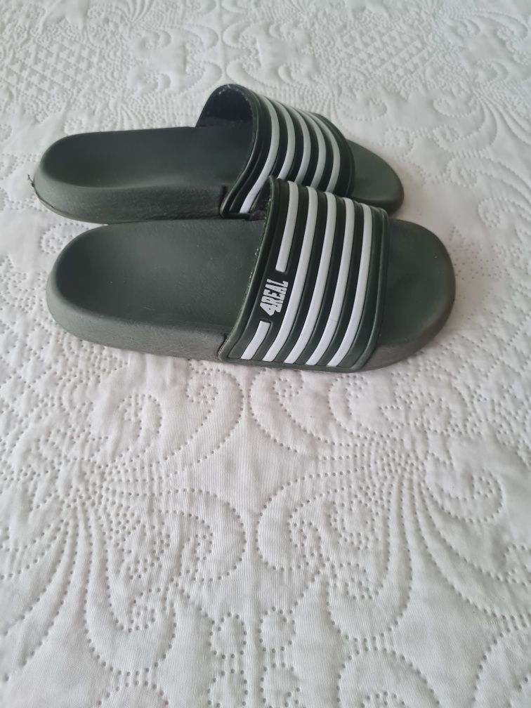 Używane klapki dziecięce.  Rozmiar 30/31. Koloru cienka zieleni/ khaki
