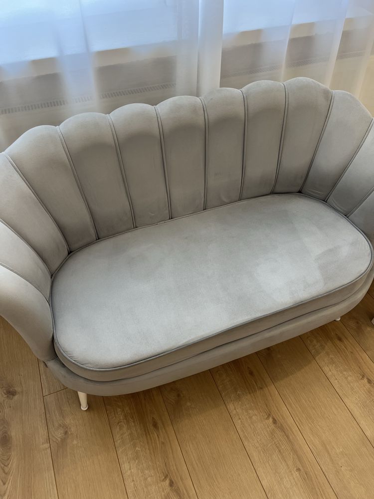 Sofa glamour muszelka szara zamszowa dwuosobowa