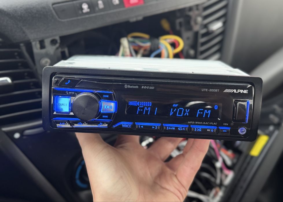 Radio samochodowe ALPINE UTE-200BT USB multicolor bluetooth 4x50W 1Din