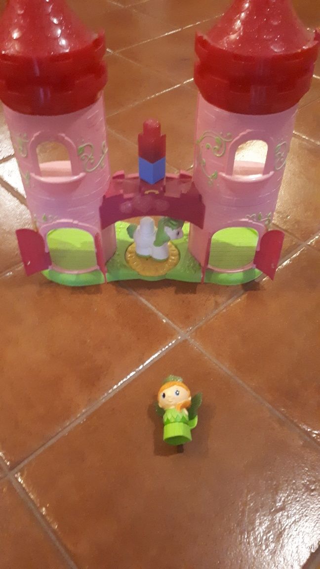 Castelo de legos  com bonecos