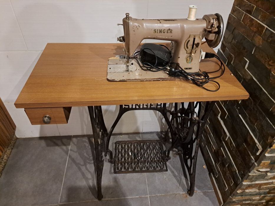 Máquina de costura Singer a funcionar perfeitamente