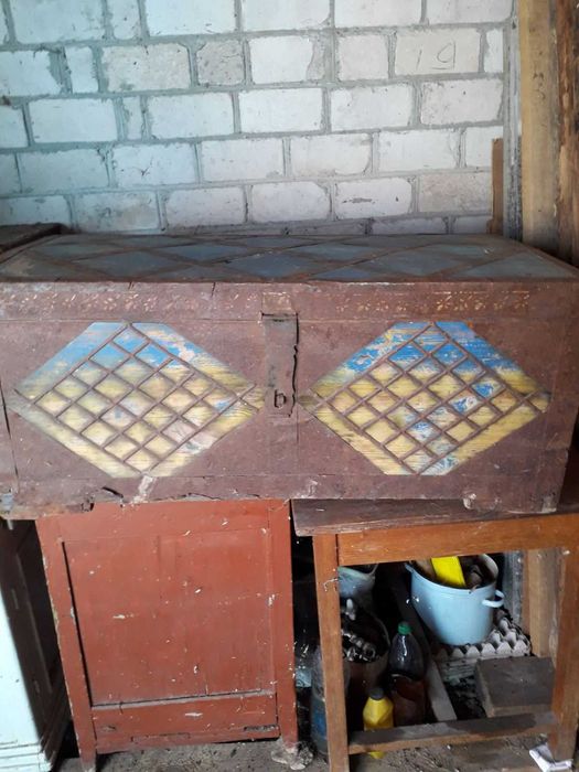 Скриня. Ящик, сундук. Можно для хранения вещей или зерна.